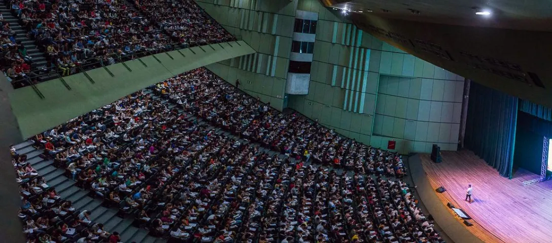 Arena panorâmica lotada de alunos