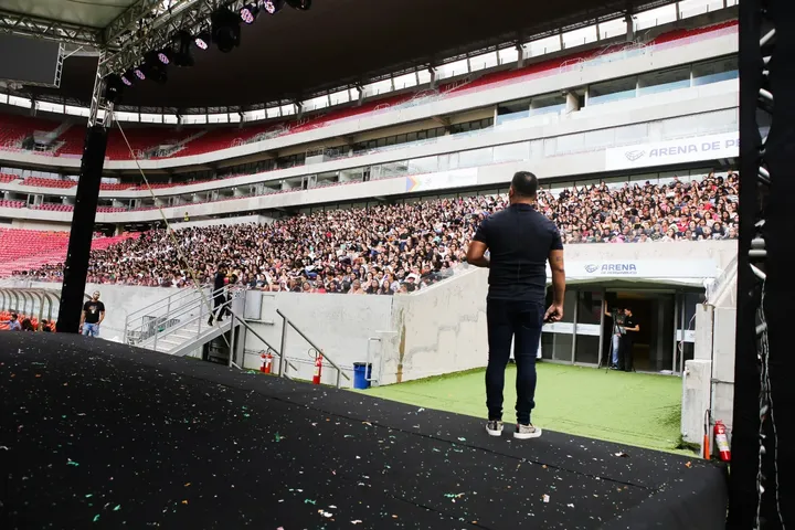 Multidão de alunos em evento presencial