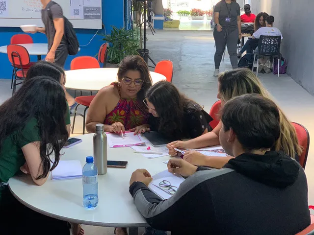 Alunos em mentoria nas mesas de estudo
