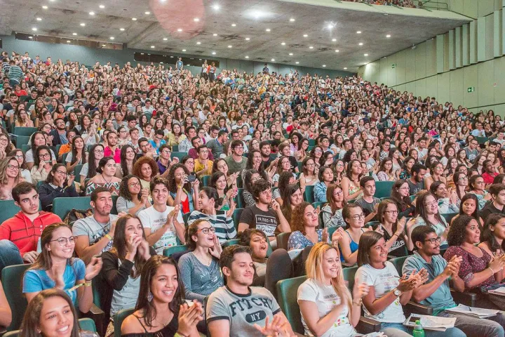 Plateia enorme de alunos
