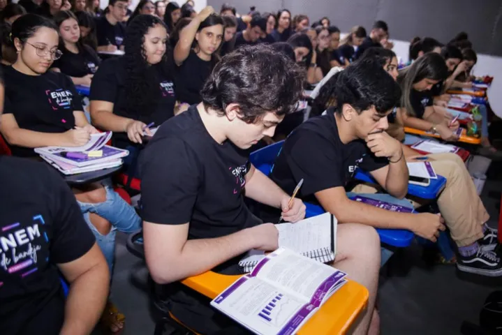 Alunos tirando dúvidas em grupo
