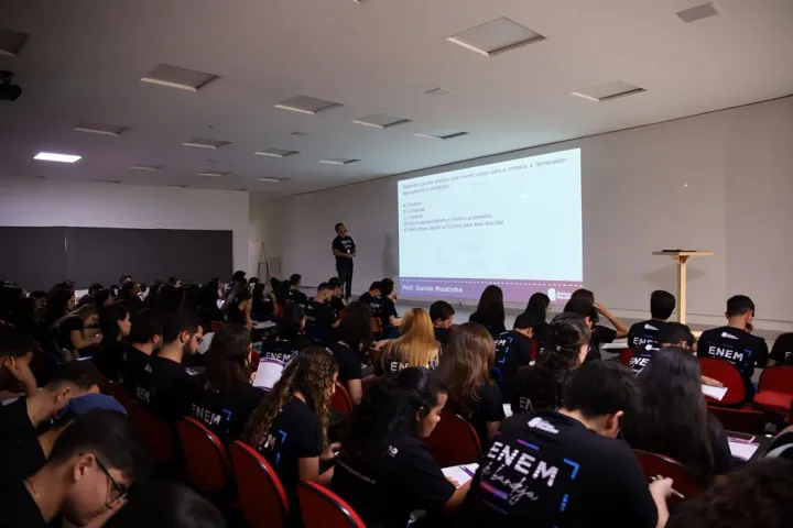 Turma lotada em auditório